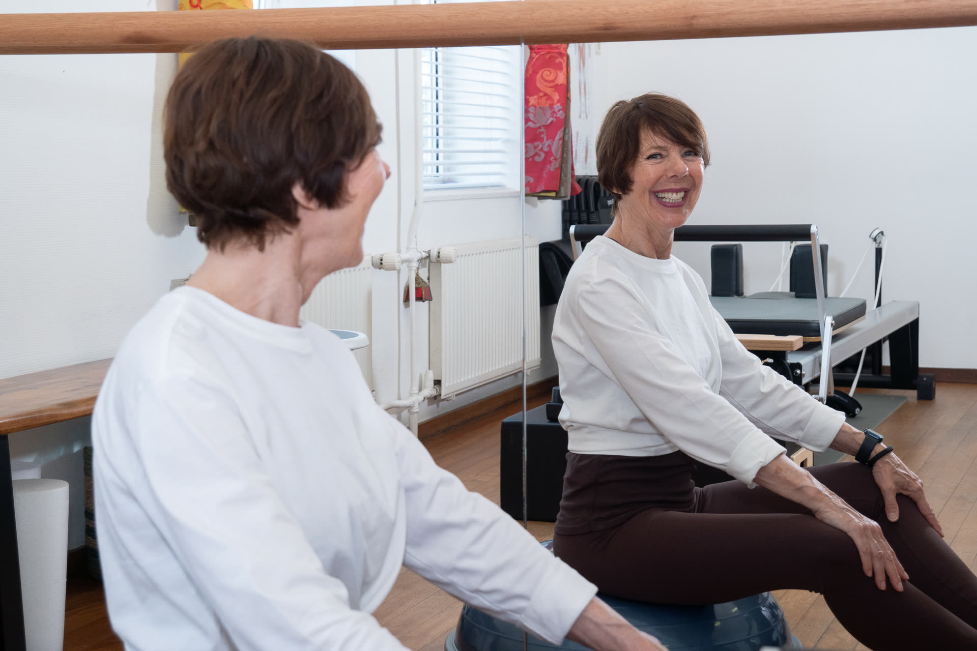 Jolanda Cinjee lachend tijdens een Reformer Pilates les