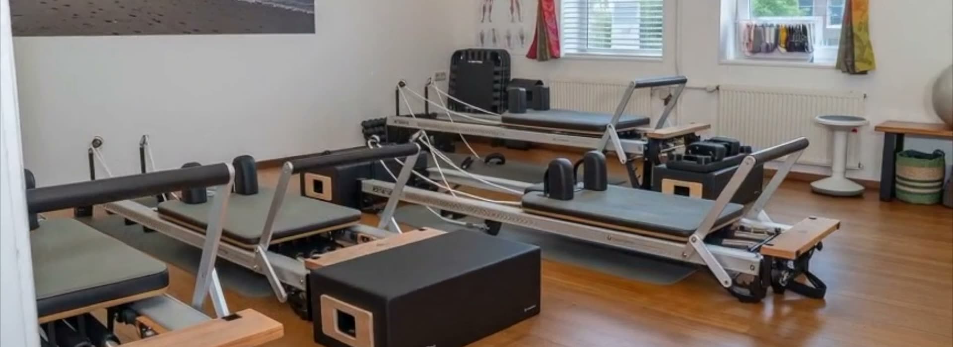 Overzicht van de reformers in de studio van Pilates Delft