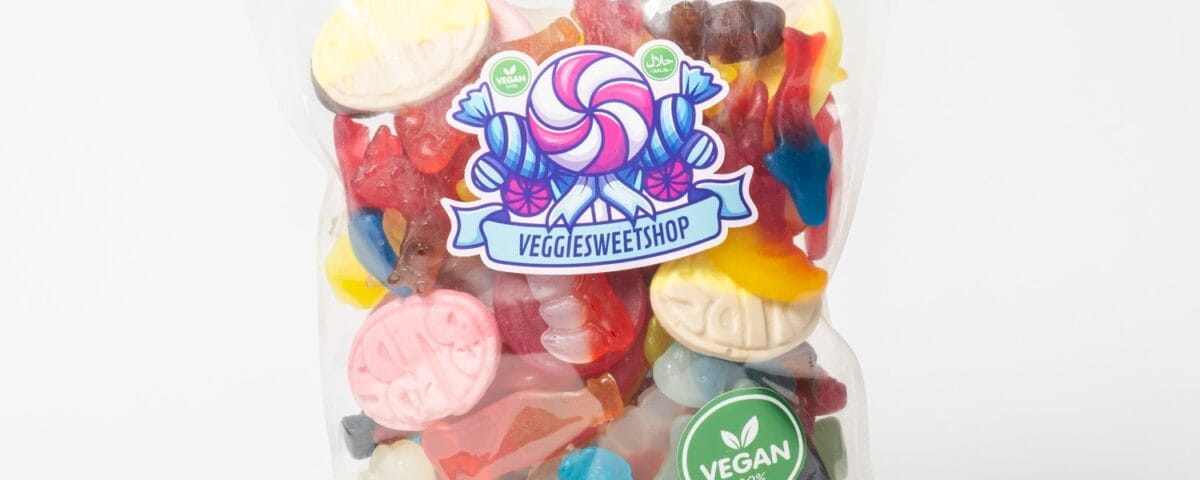 Vrolijke zak vol kleurrijk veganistisch snoep van VeggieSweetshop
