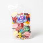 Vrolijke zak vol kleurrijk veganistisch snoep van VeggieSweetshop