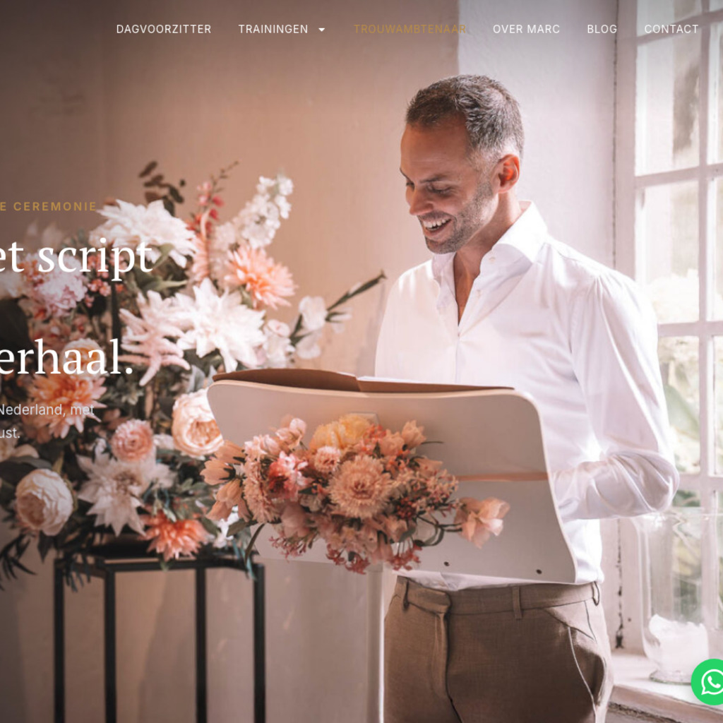 Marc Neerhof als trouwambtenaar tijdens een ceremonie op zijn nieuwe website