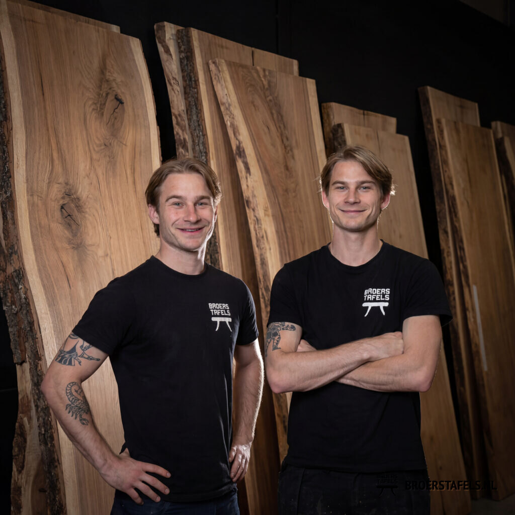 Job en Gijs Smulders, de tweelingbroers achter Broers Tafels, in hun atelier in Lisse